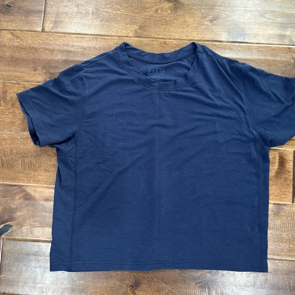 Navy Fleo crop T-shirt